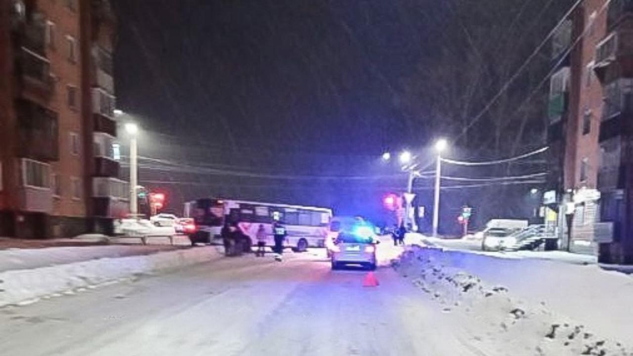 В Киселевске водитель автобуса погиб под колёсами транспортного средства