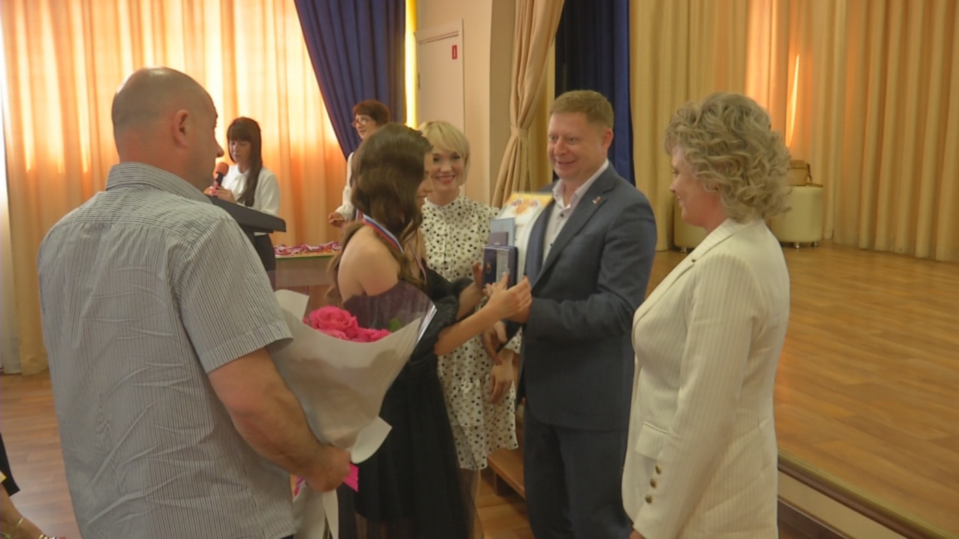 Прощай любимая школа. Киселевские выпускники получили желанные аттестаты зрелости 