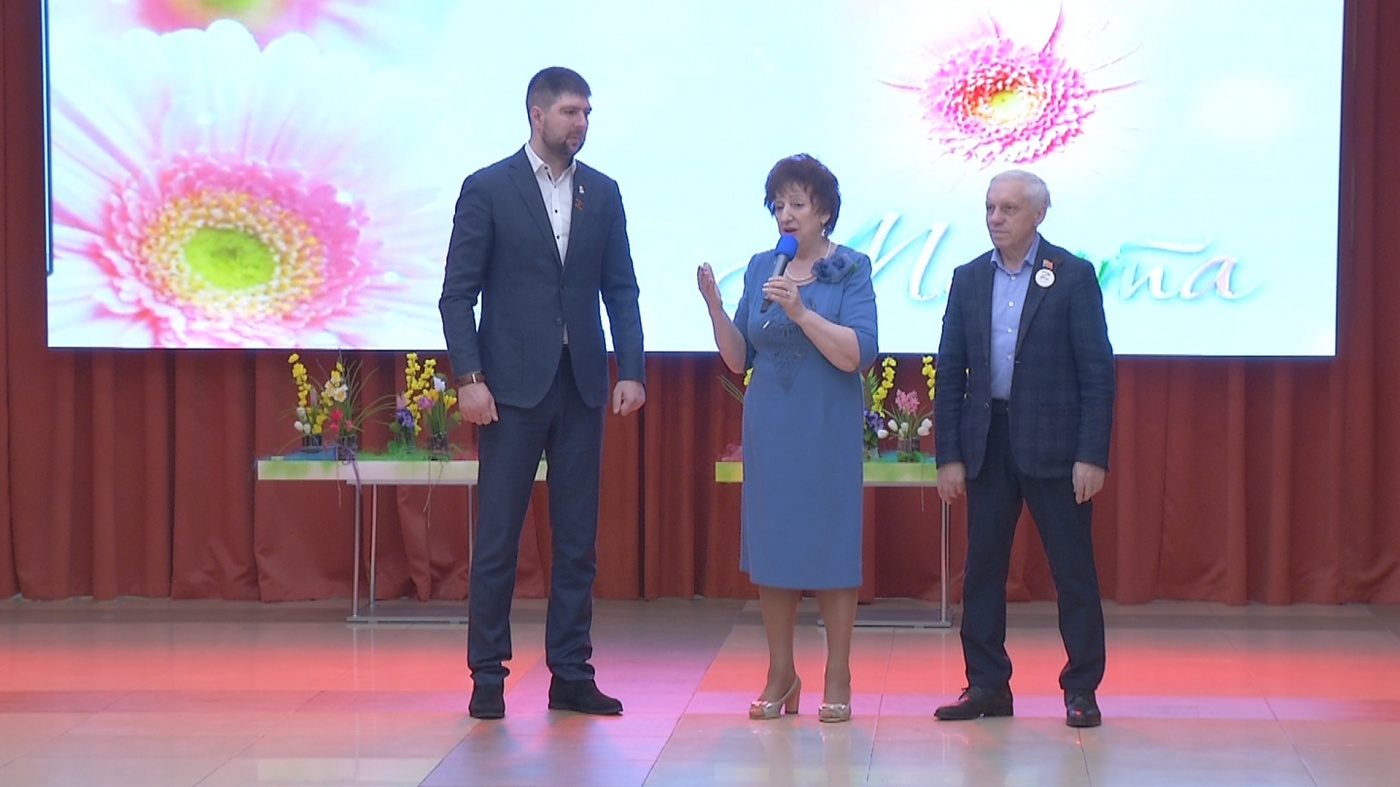 Женщины-ветераны принимают поздравления с 8 марта