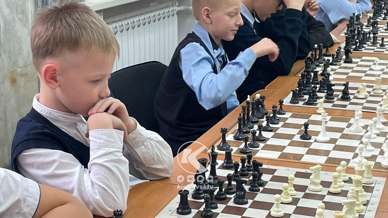 В Киселевске дети играли в шахматы с международным гроссмейстером 