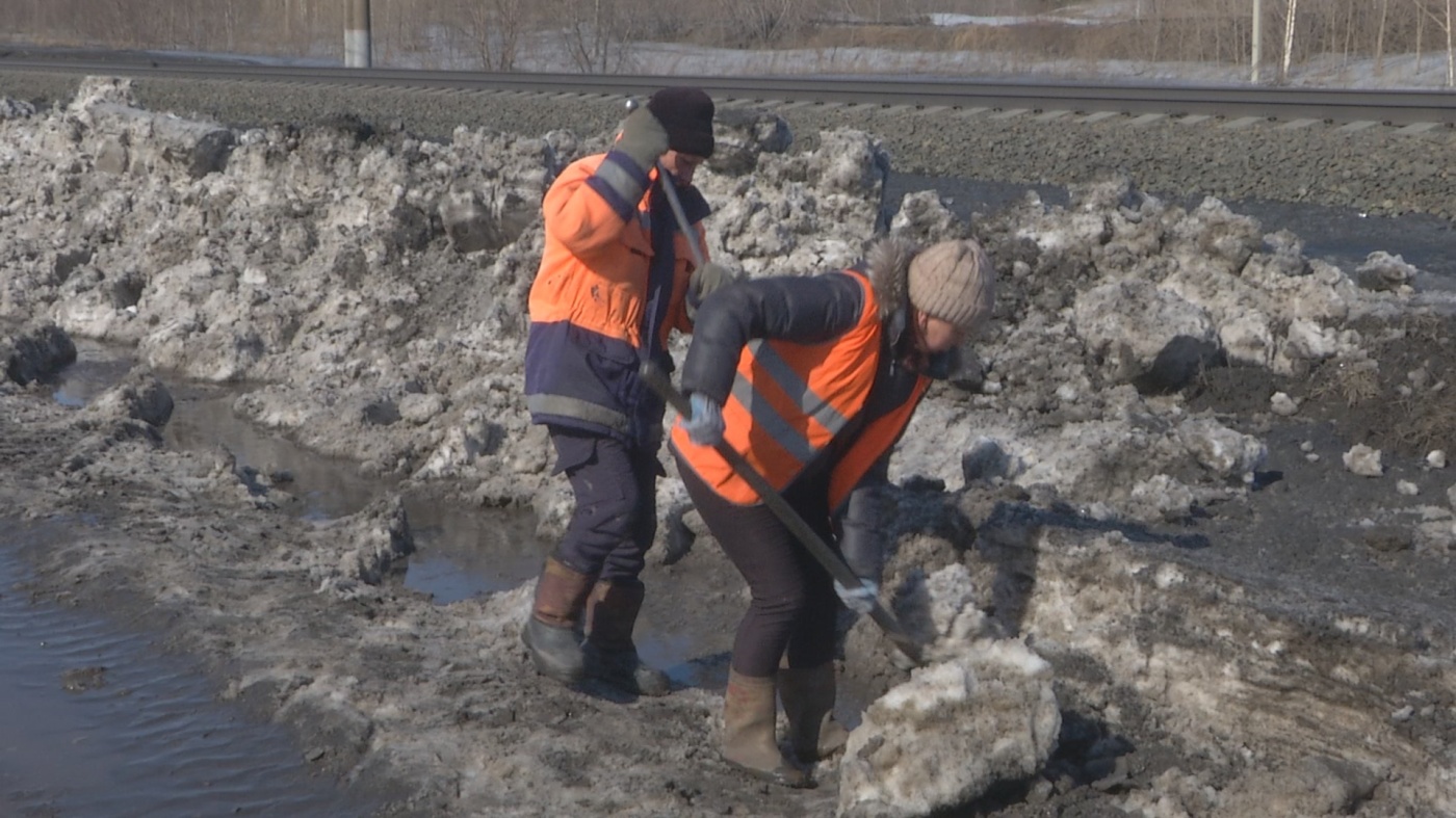 Дорожники продолжают уборку снега