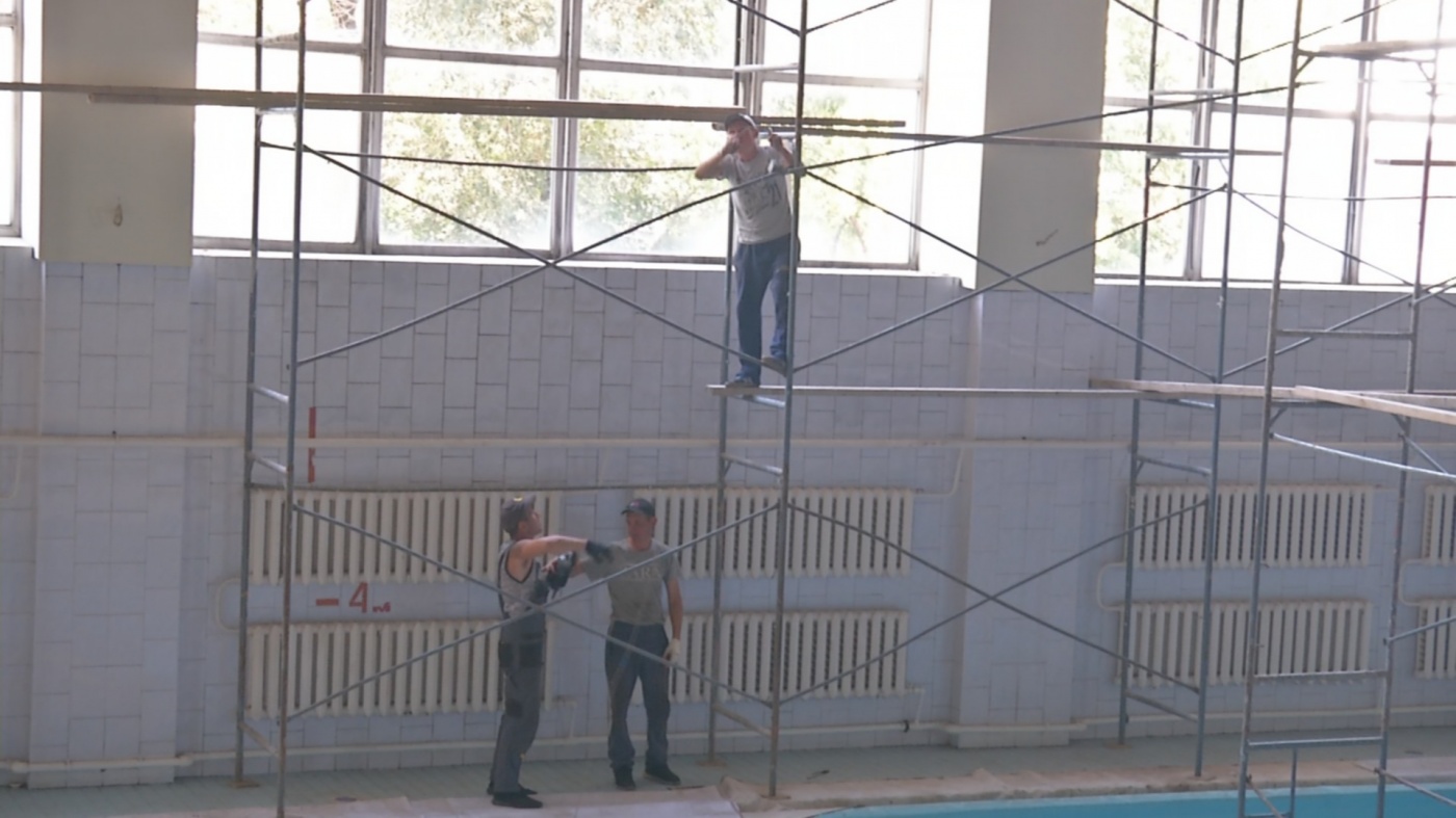 Кирилл Балаганский проверил как ведется ремонт на спортивных объектах 