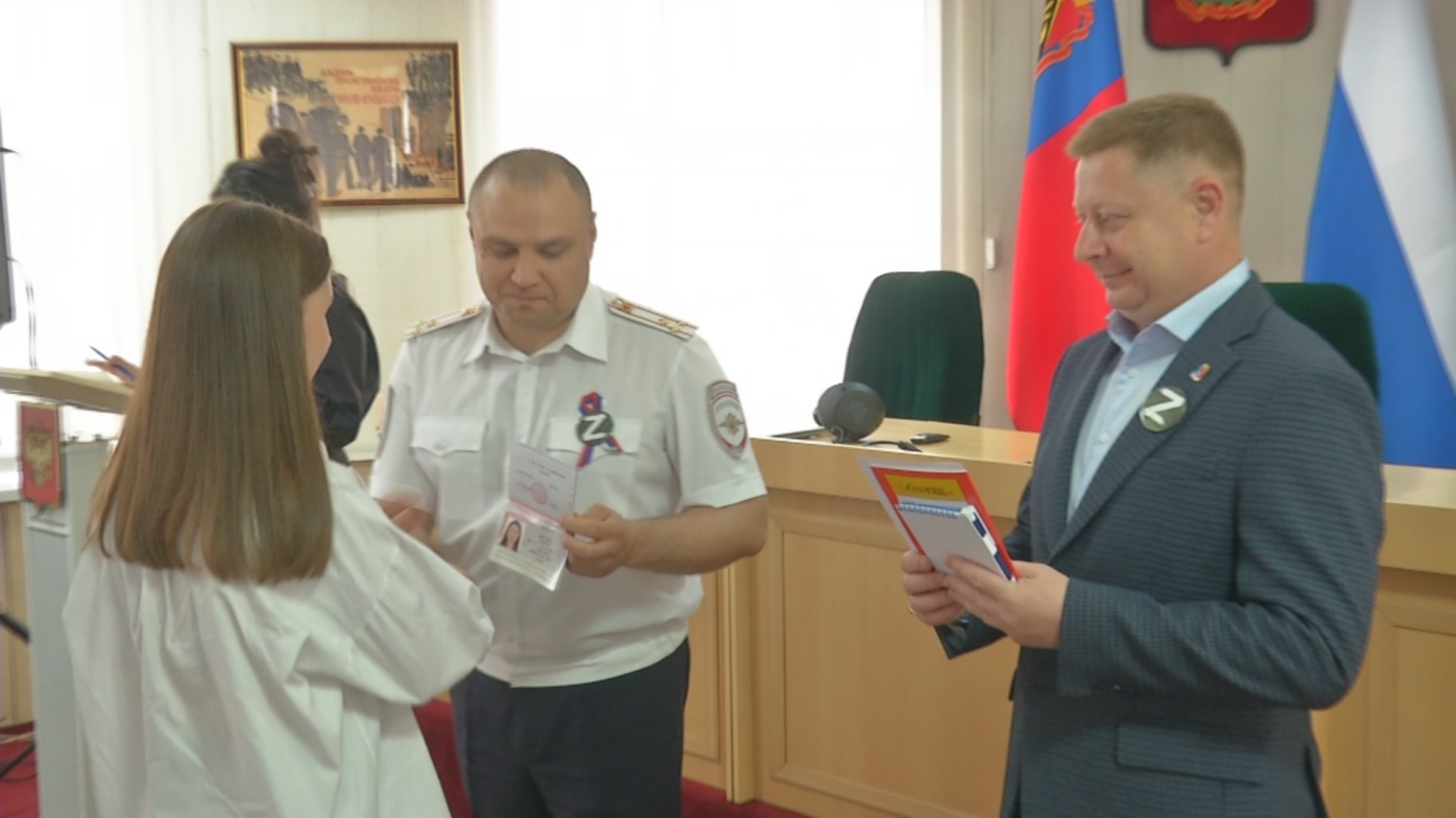 В актовом зале администрации Киселевска состоялось вручение паспортов в преддверии Дня России 