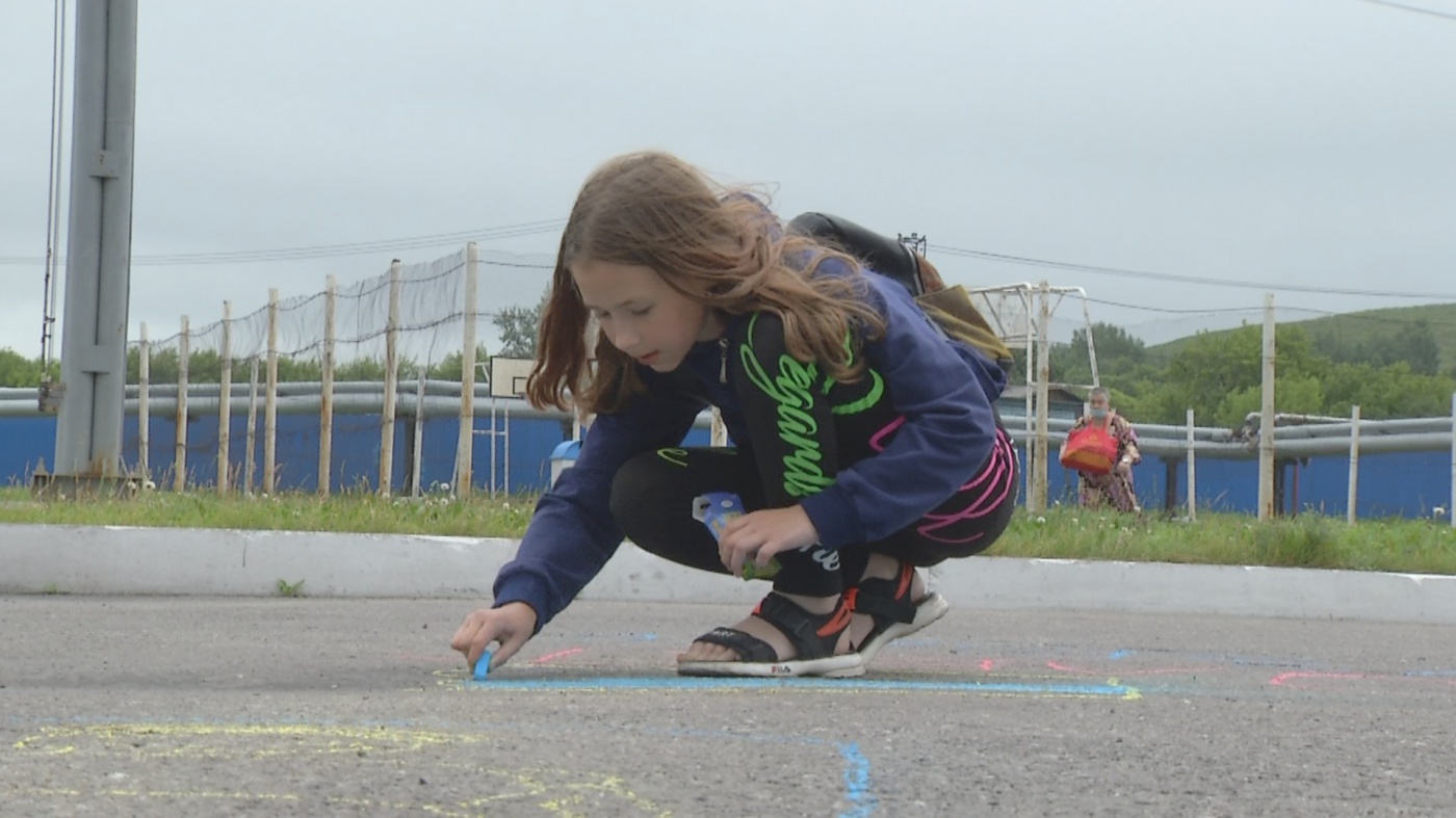 Юные киселевчане попробовали свои творческие силы в конкурсе рисунков на асфальте