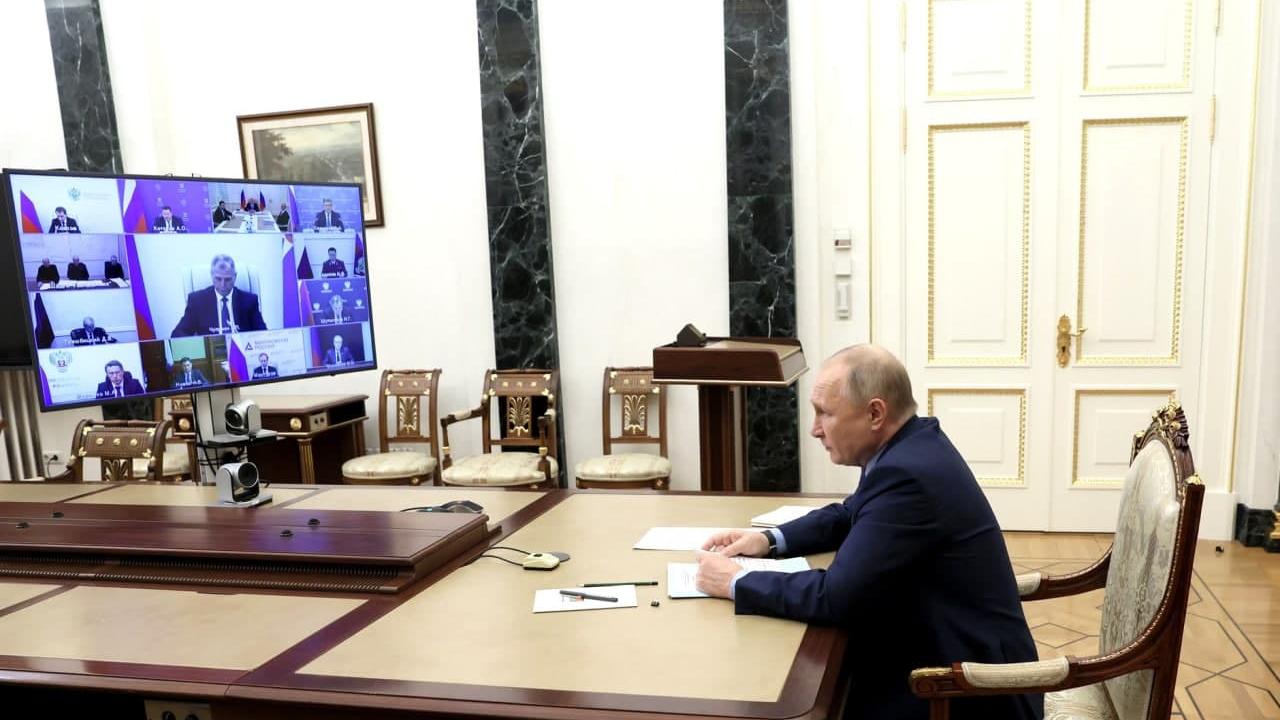 Владимир Путин поручил обеспечить безопасность шахтерского труда и пересмотреть фиксированную часть зарплат горняков