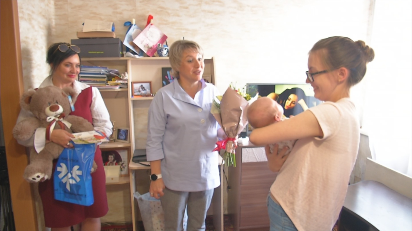 Индивидуальный подход к каждой семье. В Киселевске поздравили жену мобилизованного с рождением дочери