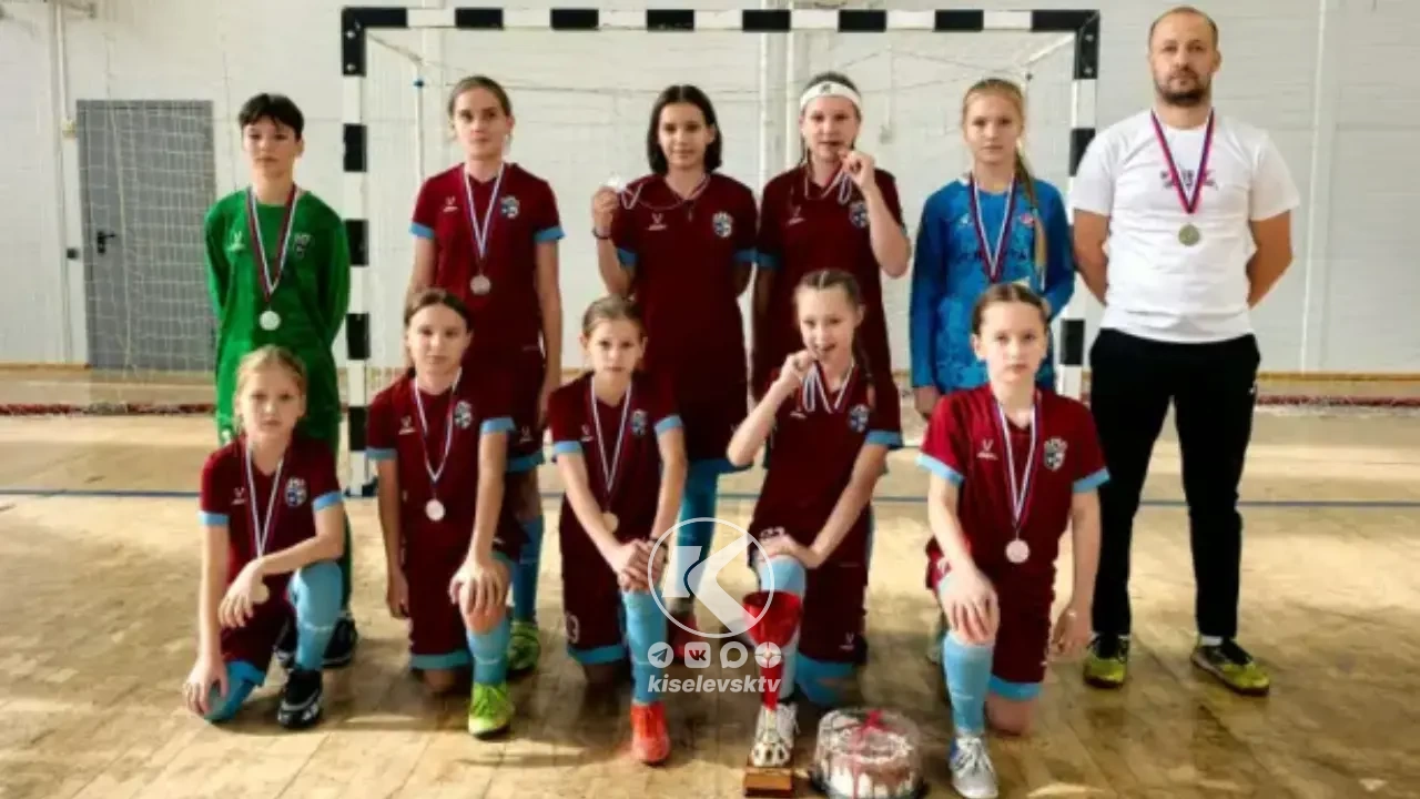 Второе место заняла киселевская команда «Кристалл» в соревнованиях по мини-футболу 