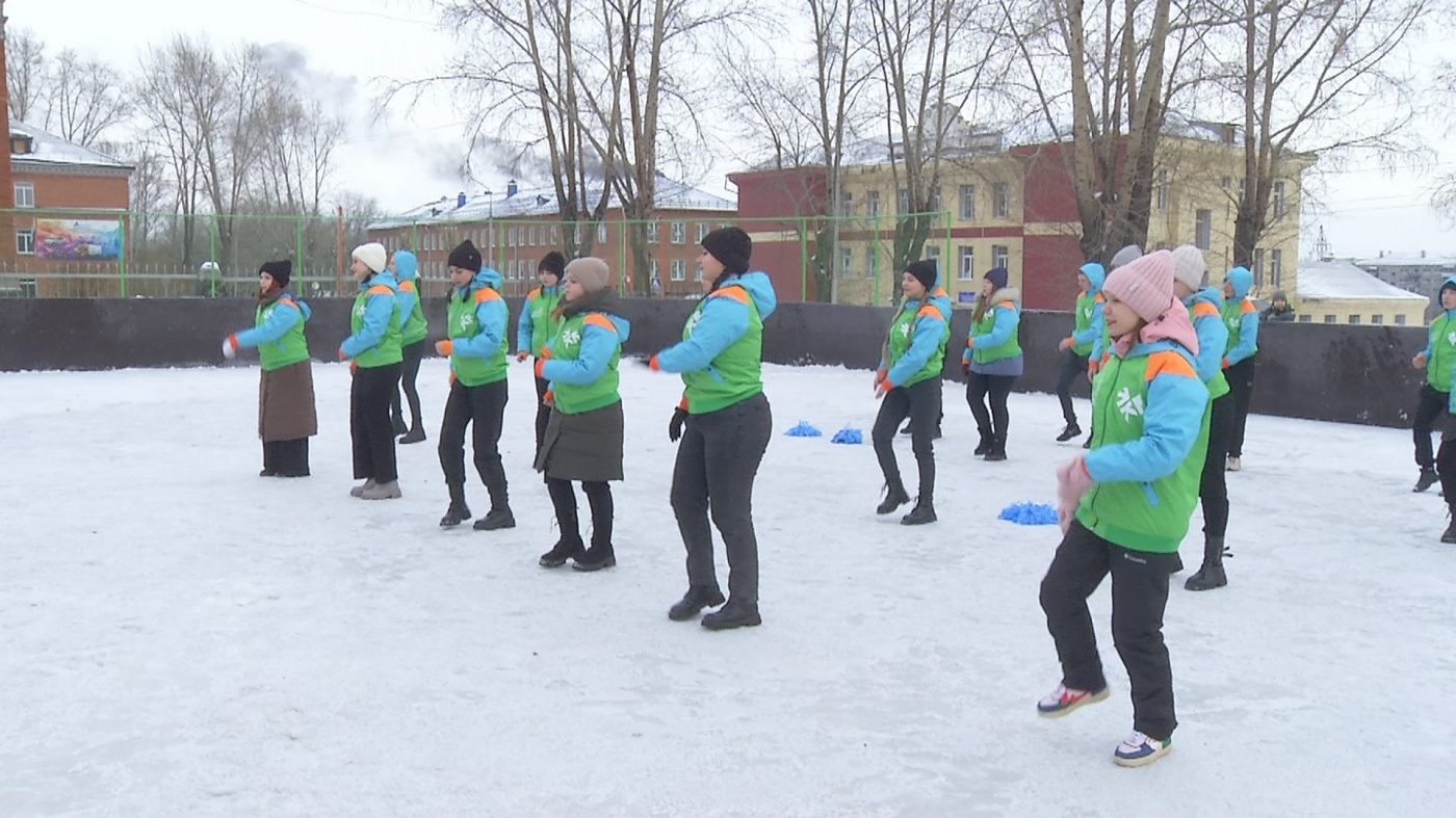 В Киселевском политехническом техникуме восстановили хоккейную коробку