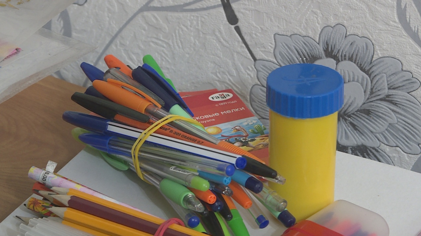 «Помоги собраться в школу». Более 20 киселевских семей получили канцелярские наборы к школе
