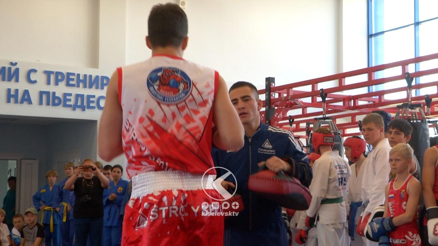 В физкультурно-оздоровительном комплексе "Семейный" состоялись спортивно-показательные выступления.