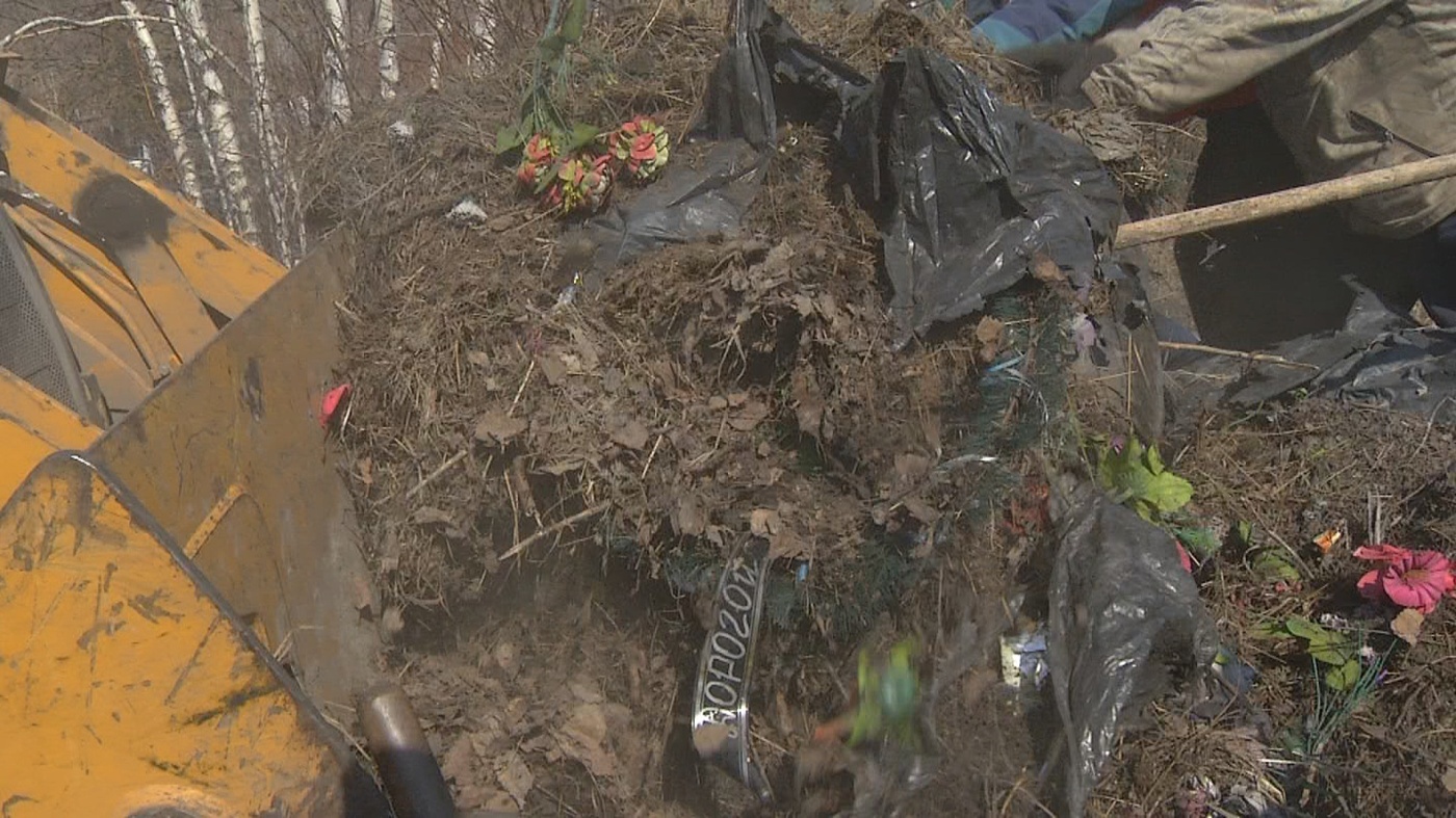 В Киселевске начали наводить порядок на городских кладбищах 