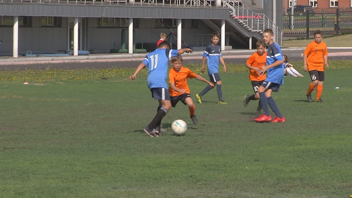 Турнир по футболу, посвященный Дню России, прошел в Киселевске