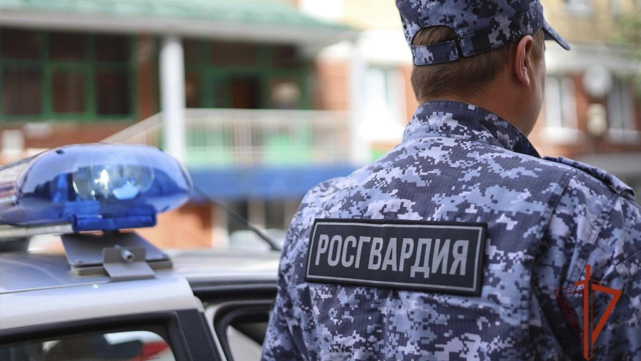 Росгвардейцы задержали серийную похитительницу крепкого алкоголя 