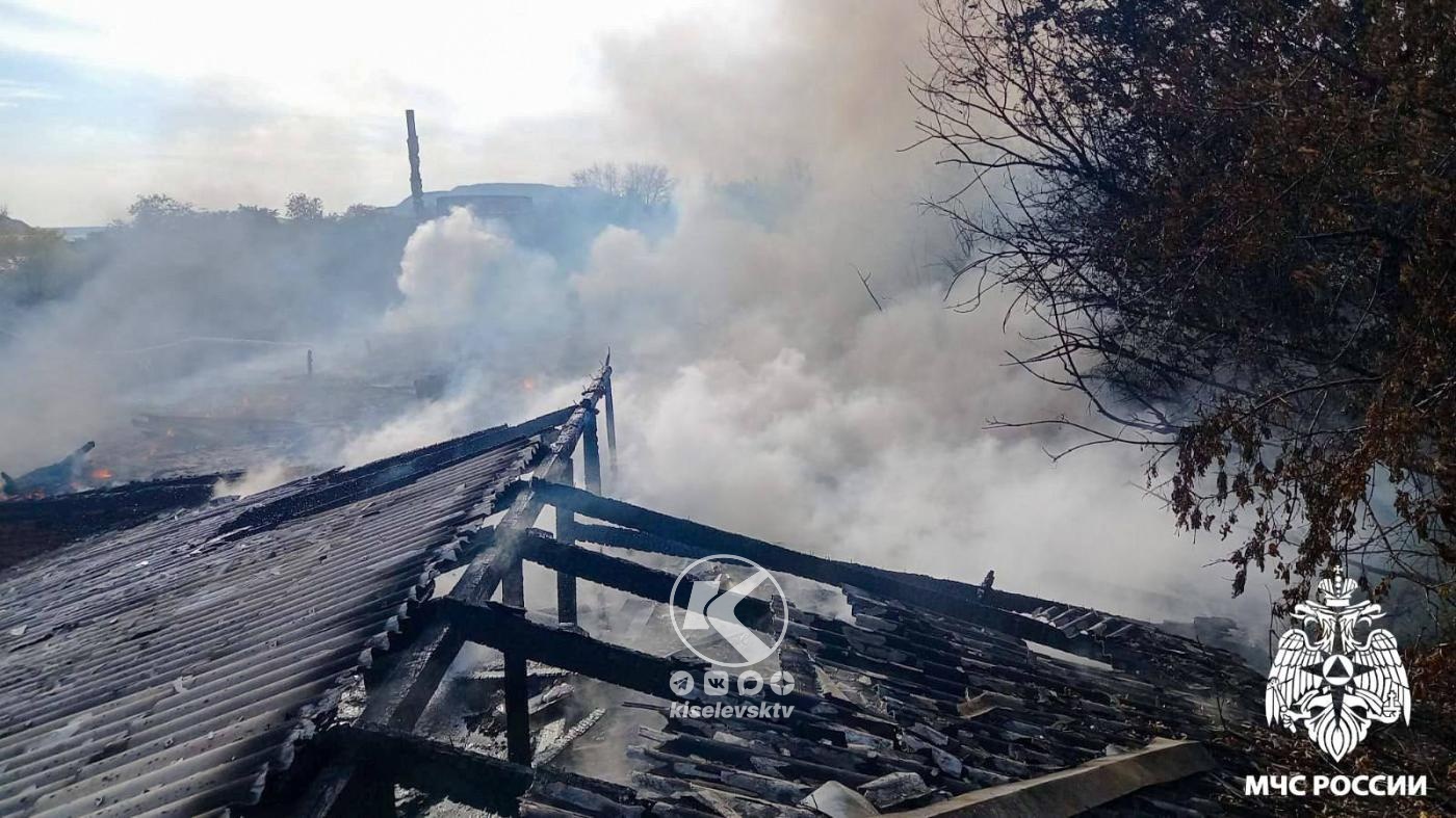 В Киселевске загорелся деревообрабатывающий цех