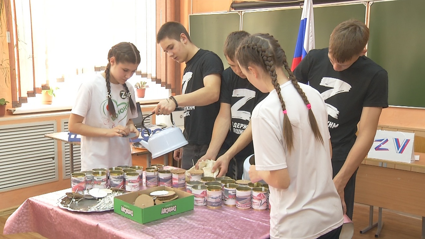 Ученики школы №16 собирают очередную посылку участникам СВО