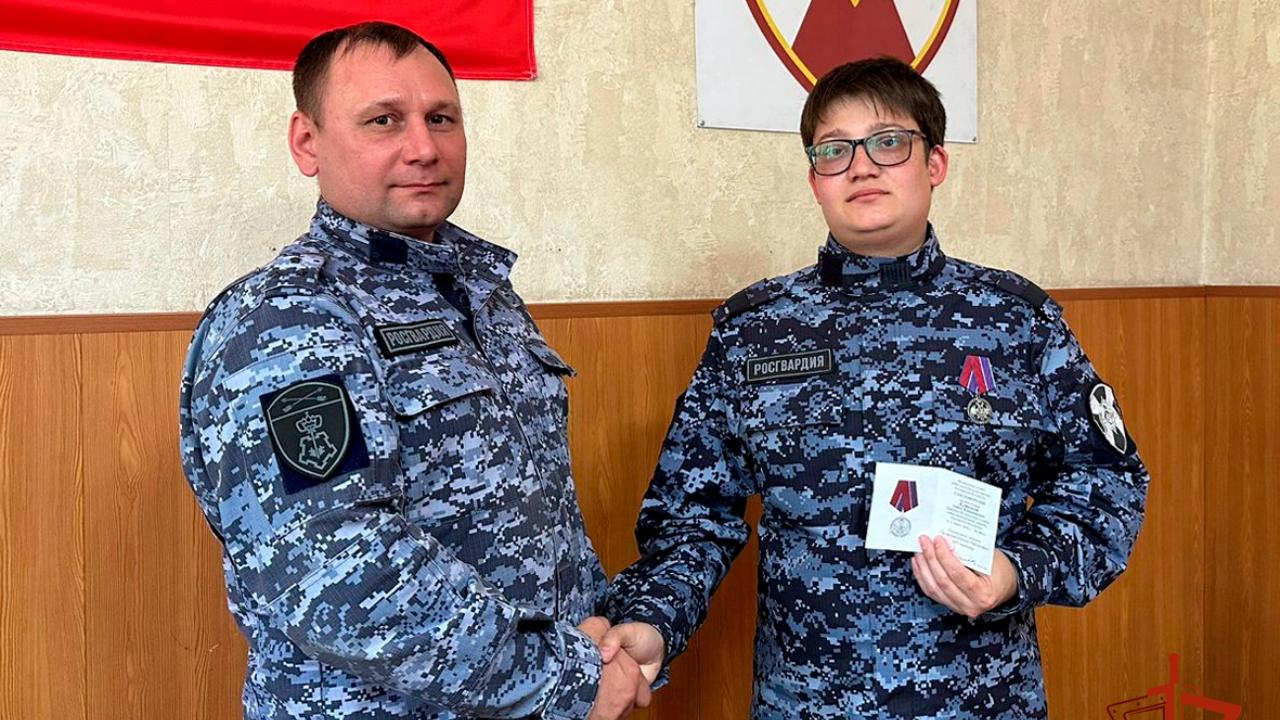 В Киселевске наградили росгвардейца за проявленную доблесть
