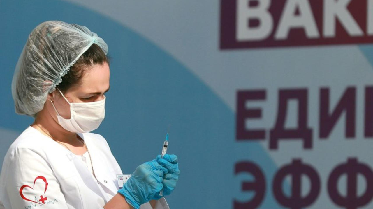 Минтруд РФ: отстранять работников без прививки разрешено