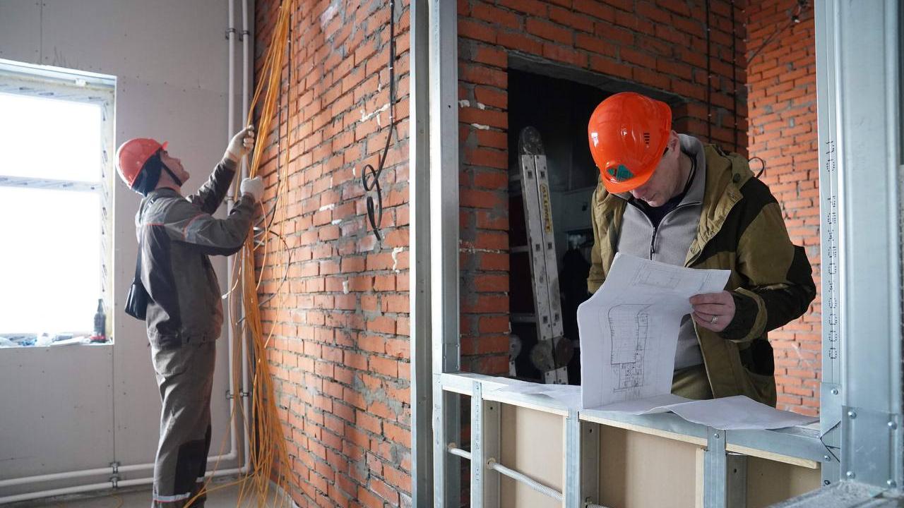 Губернатор Кузбасса Илья Середюк проверил строительство и реконструкцию спортивных объектов в Промышленновском округе