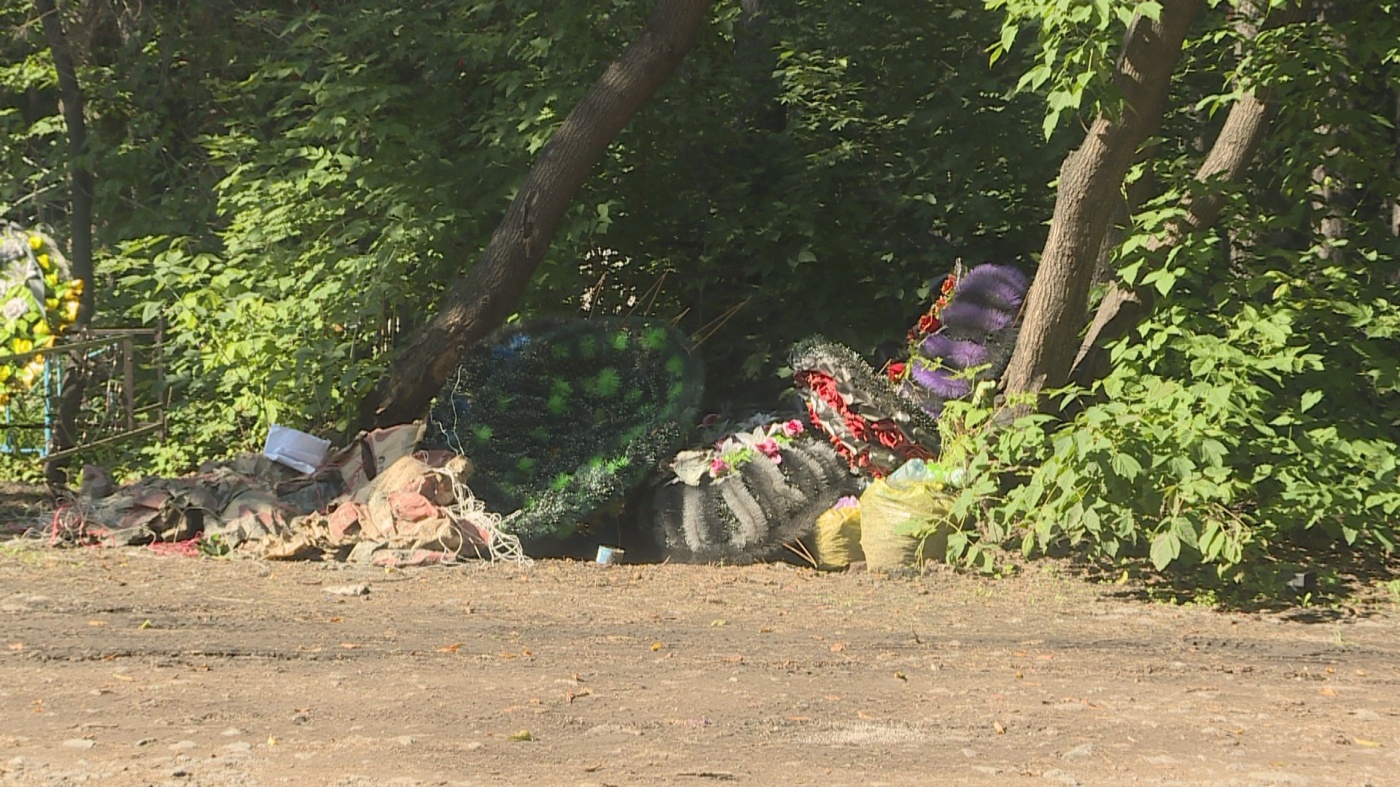 Субботники на городских погостах продолжаются 