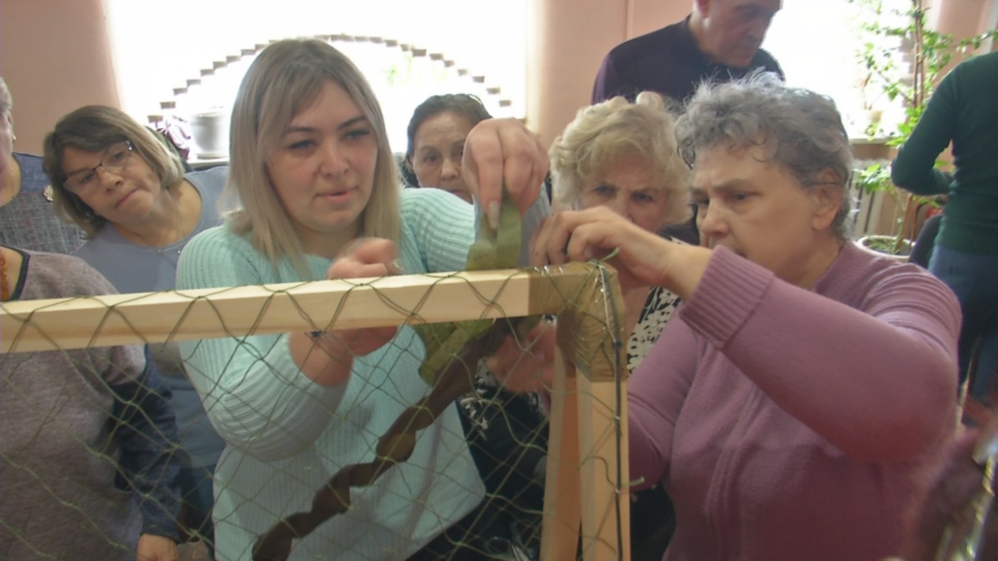 Киселевчане плетут маскировочные сети