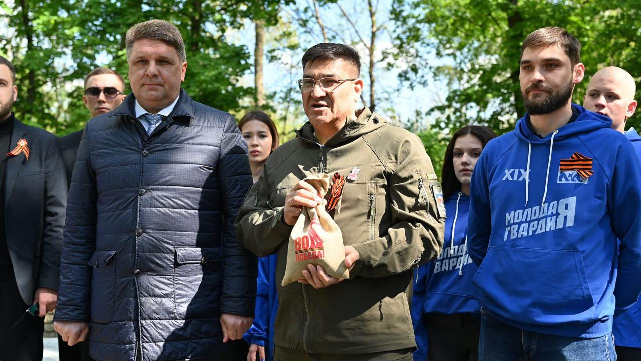 В Кузбасс накануне 80-летия Победы доставлена земля с воинских захоронений из Орловской и Ростовской областей